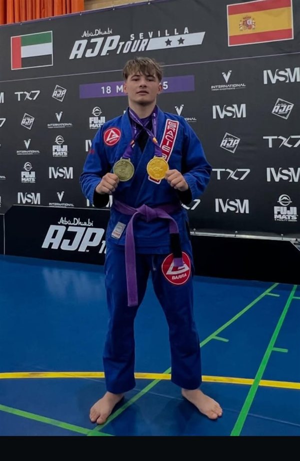 Jay Gregory with medals at the AJP Tour Sevilla